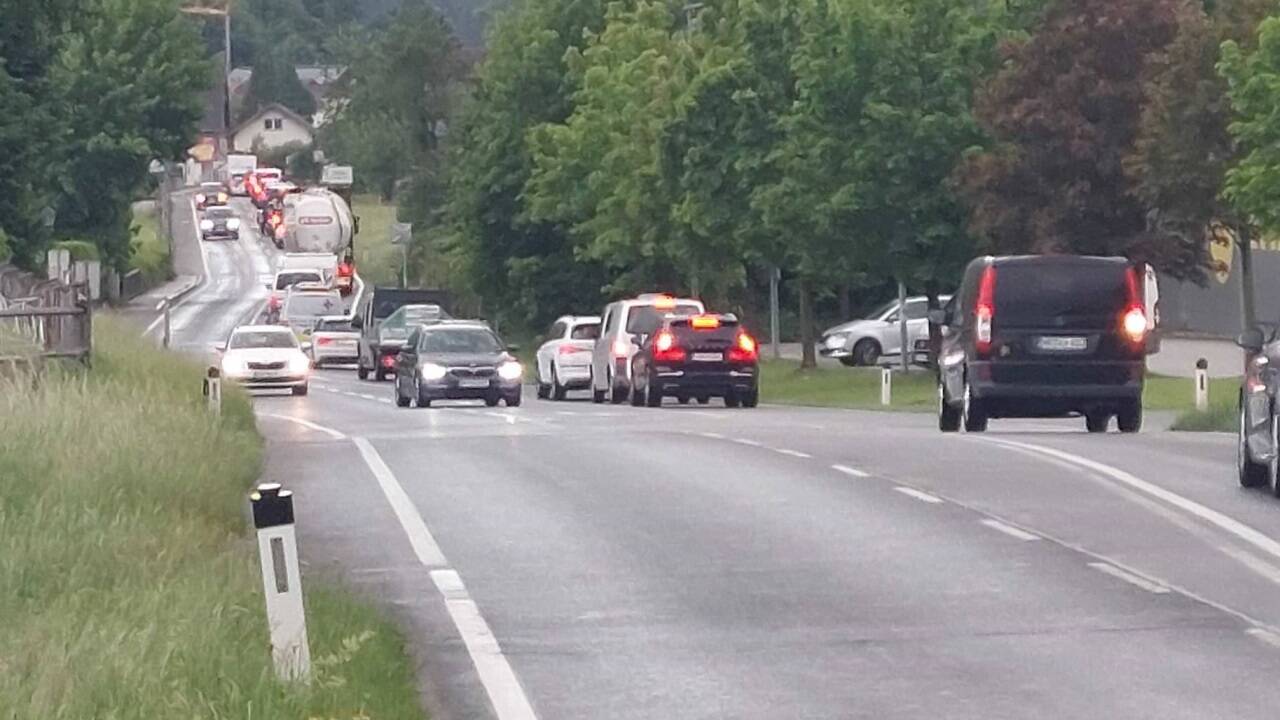 Auf den Begleitstraßen zur A10 bildeten sich ebenfalls lange Autoschlangen. 