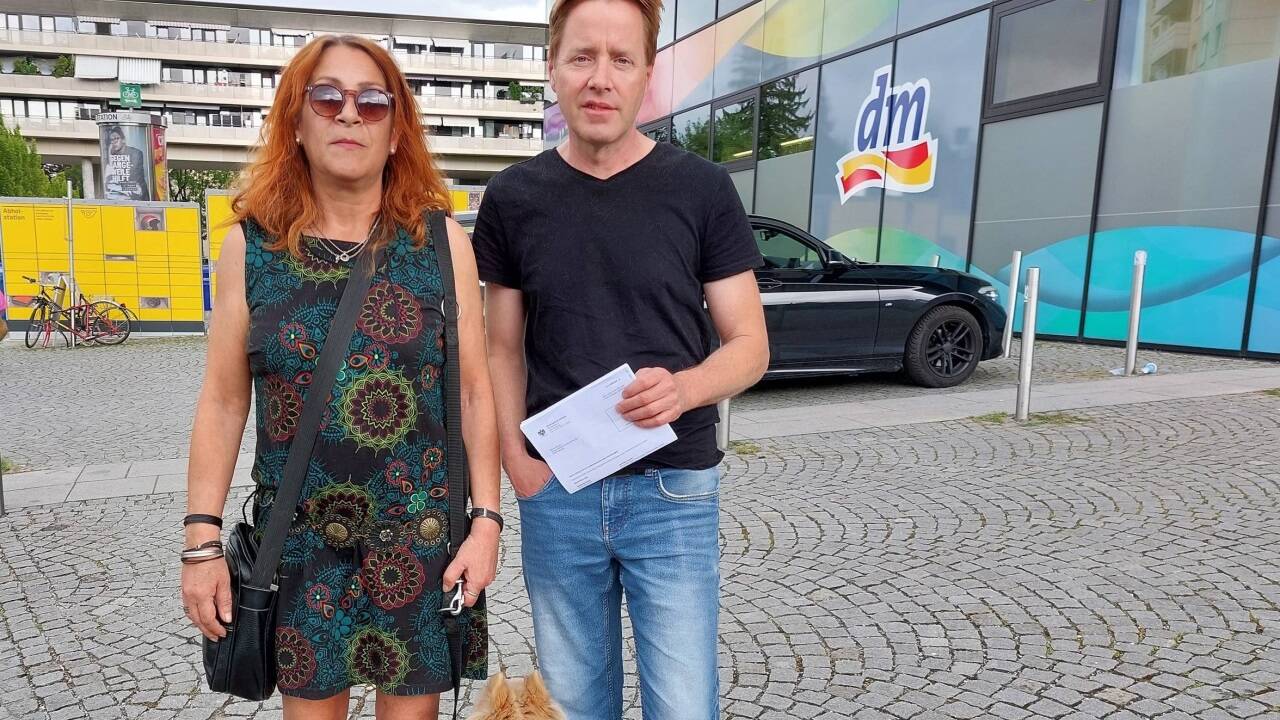 Benito Makula (r.) lieferte eine Pizza und bekam eine Zahlungsaufforderung. Claudia Kraml (l.) ist mit einer Unterlassungsklage konfrontiert. Benito Makula (r.) lieferte eine Pizza und bekam eine Zahlungsaufforderung. Claudia Kraml (l.) ist mit einer Unterlassungsklage konfrontiert.