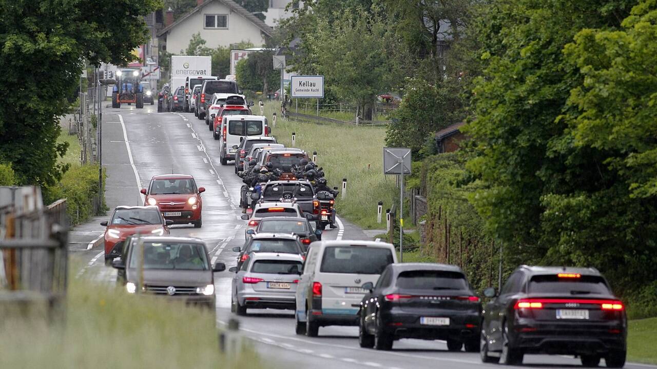 Ausweichverkehr in Kuchl. 