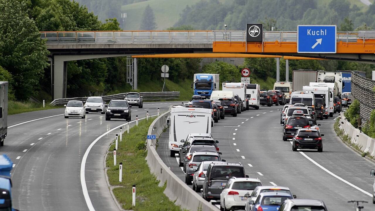 Stau auf der Tauernautobahn – hier bei Kuchl. Samstagfrüh brachte der Pfingstreiseverkehr sogar bis zum Walserberg alles zum Erliegen.  