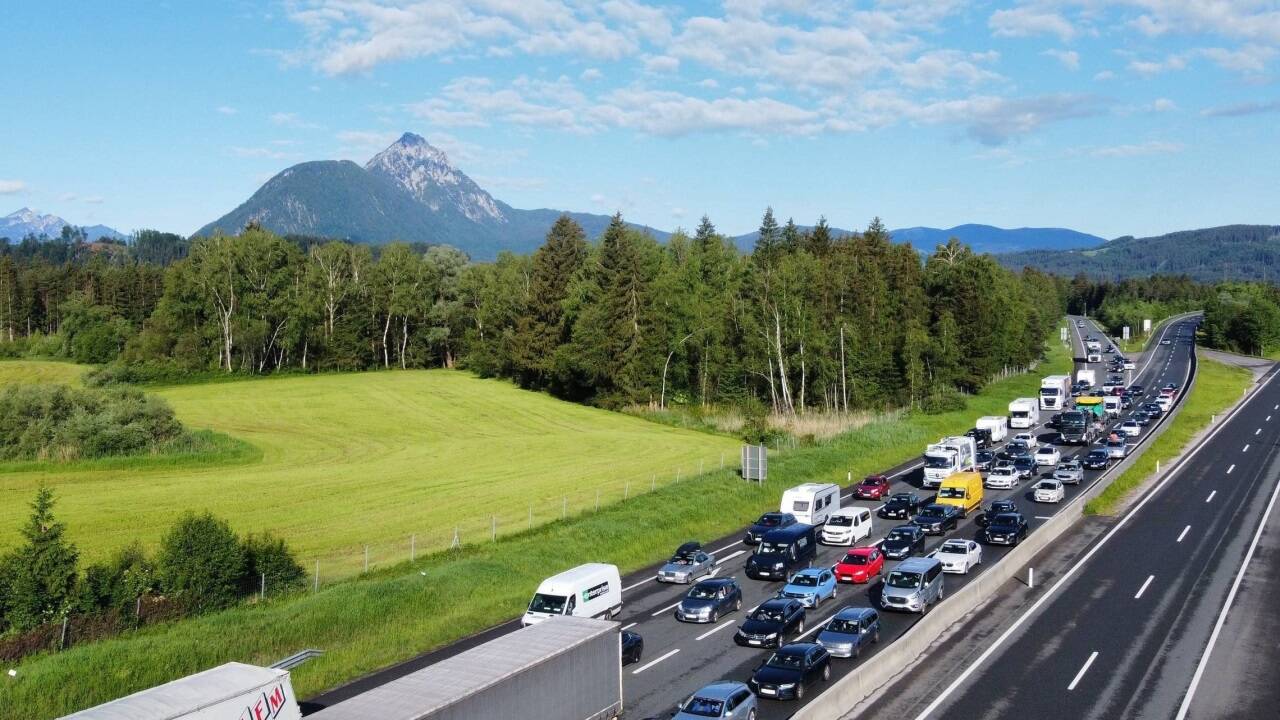 Stau auf der Tauernautobahn – hier beim Knoten Salzburg. Samstagfrüh brachte der Pfingstreiseverkehr sogar bis zum Walserberg alles zum Erliegen. 