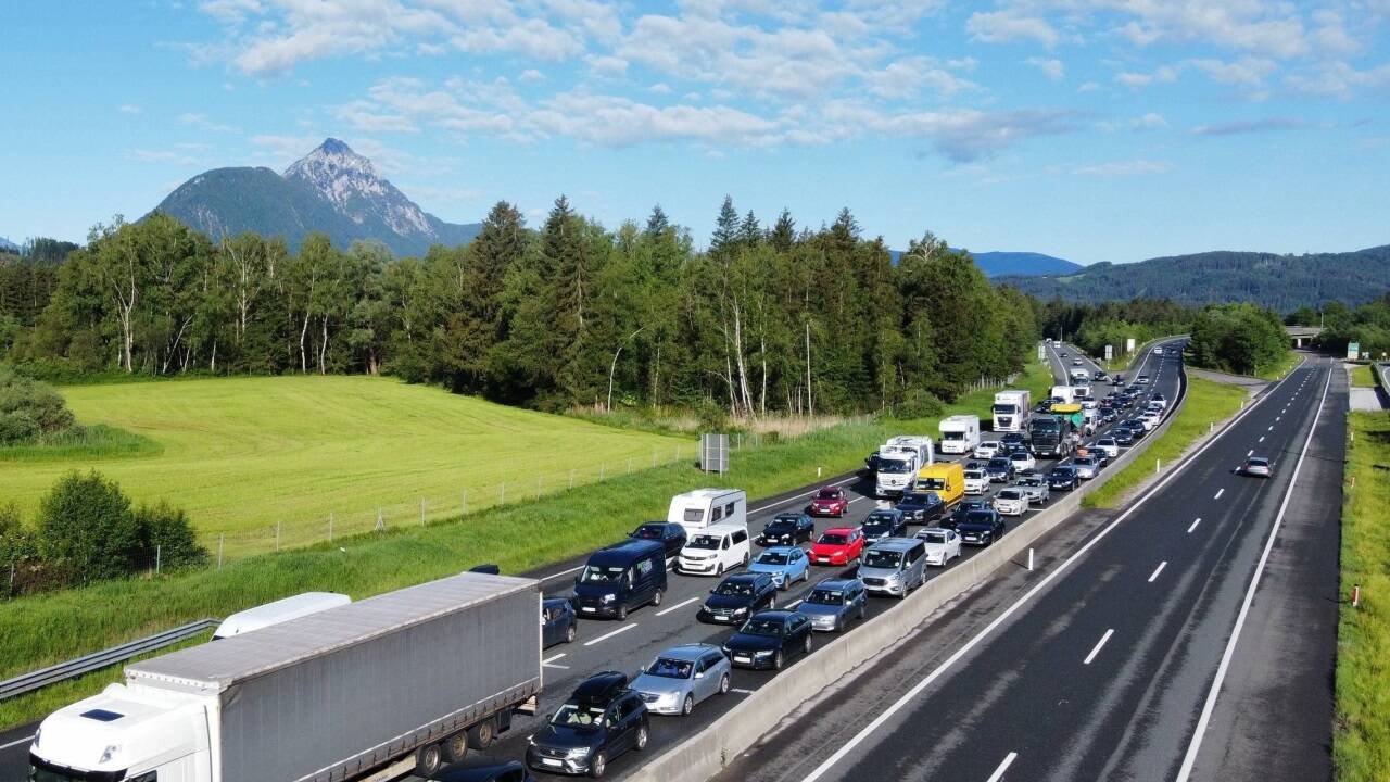 Stau auf der Tauernautobahn – hier beim Knoten Salzburg. Samstagfrüh brachte der Pfingstreiseverkehr sogar bis zum Walserberg alles zum Erliegen. 