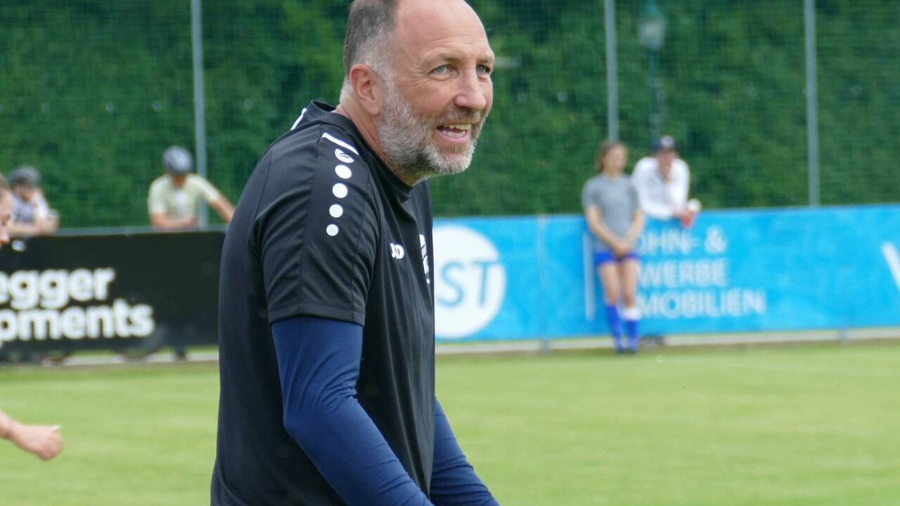 Anspannung bei Trainer Alexander Schriebl... 