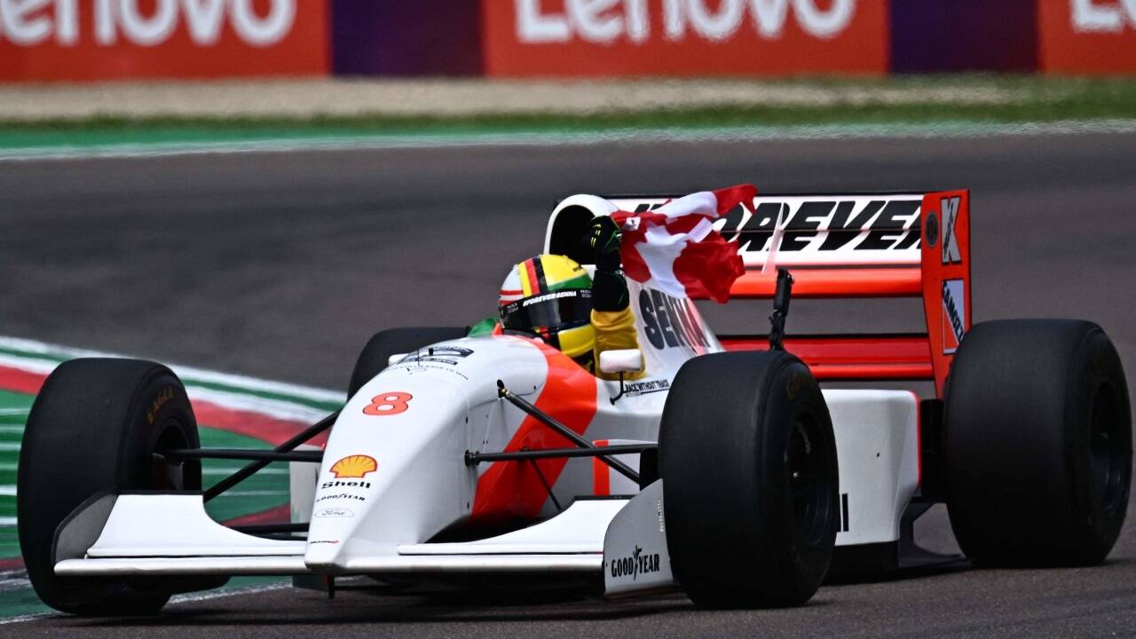 Sebastian Vettel schwenkte zu Ehren von Roland Ratzenberger die Österreich-Flagge. 