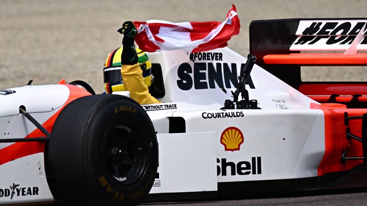 Sebastian Vettel schwenkte zu Ehren von Roland Ratzenberger die Österreich-Flagge. 