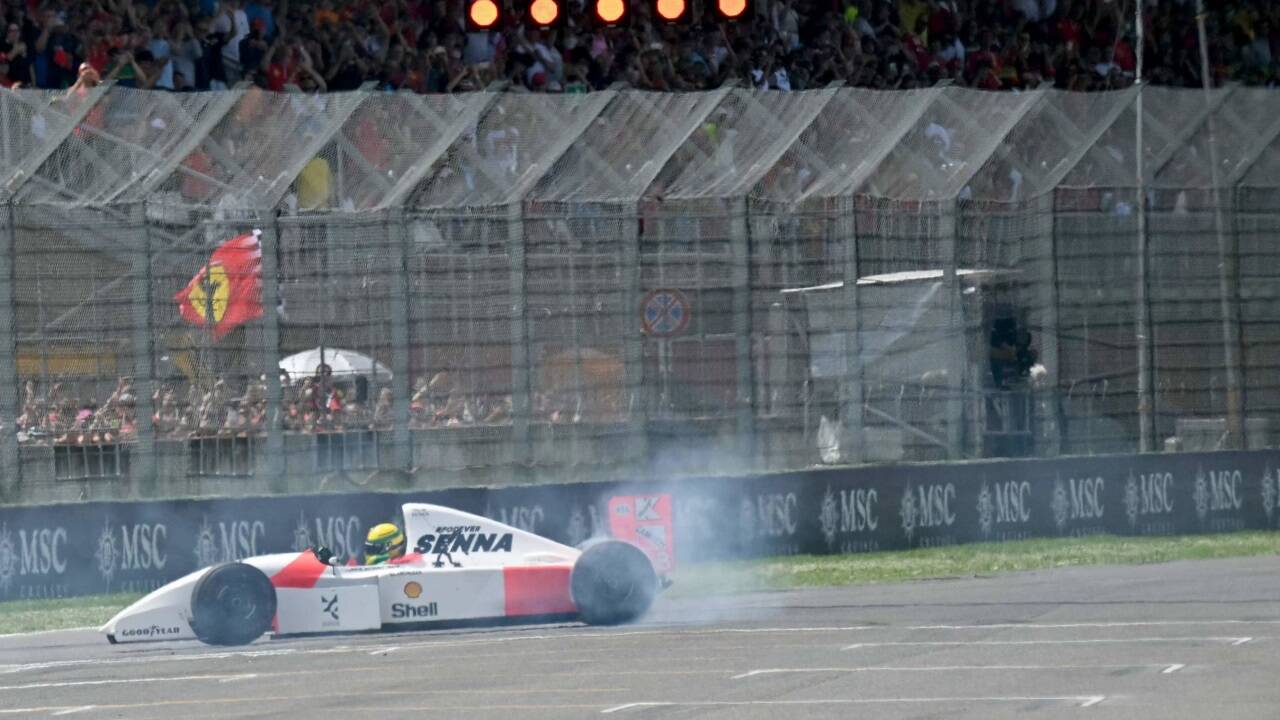 Sebastian Vettel schwenkte zu Ehren von Roland Ratzenberger die Österreich-Flagge. 