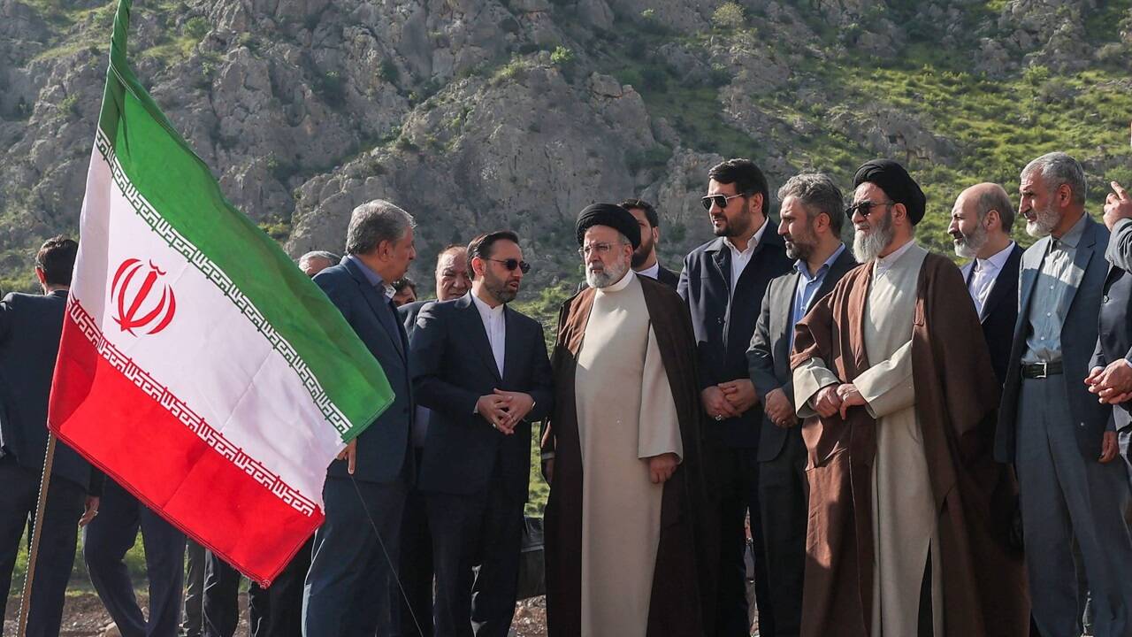 Der iranische Präsident Ebrahim Raisi (M.) bei der Dammeröffnung.. 