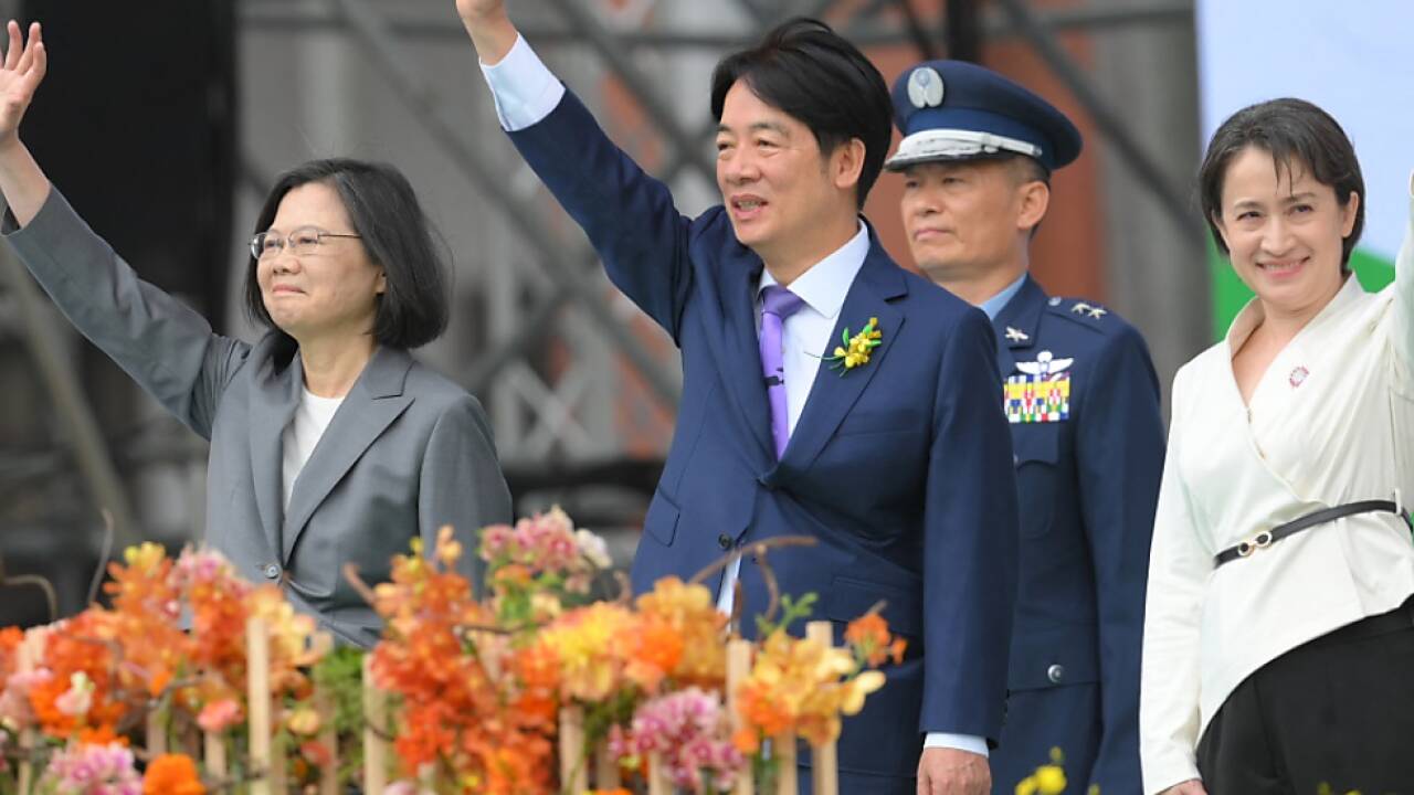 Präsident Lai Ching-te (Mitte) und Vizepräsidentin Hsiao Bi-khim (r) 