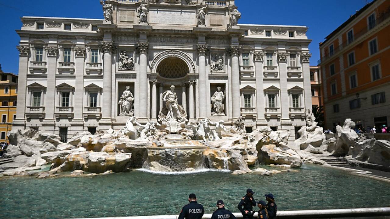 Der Trevi-Brunnen in Rom gilt unter Touristen als Attraktion  Der Trevi-Brunnen in Rom gilt unter Touristen als Attraktion