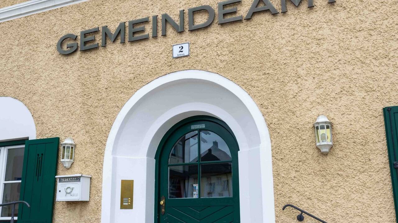 Gemeindepolitik will gelernt sein. Im Symbolbild: das Gemeindeamt in Anthering 