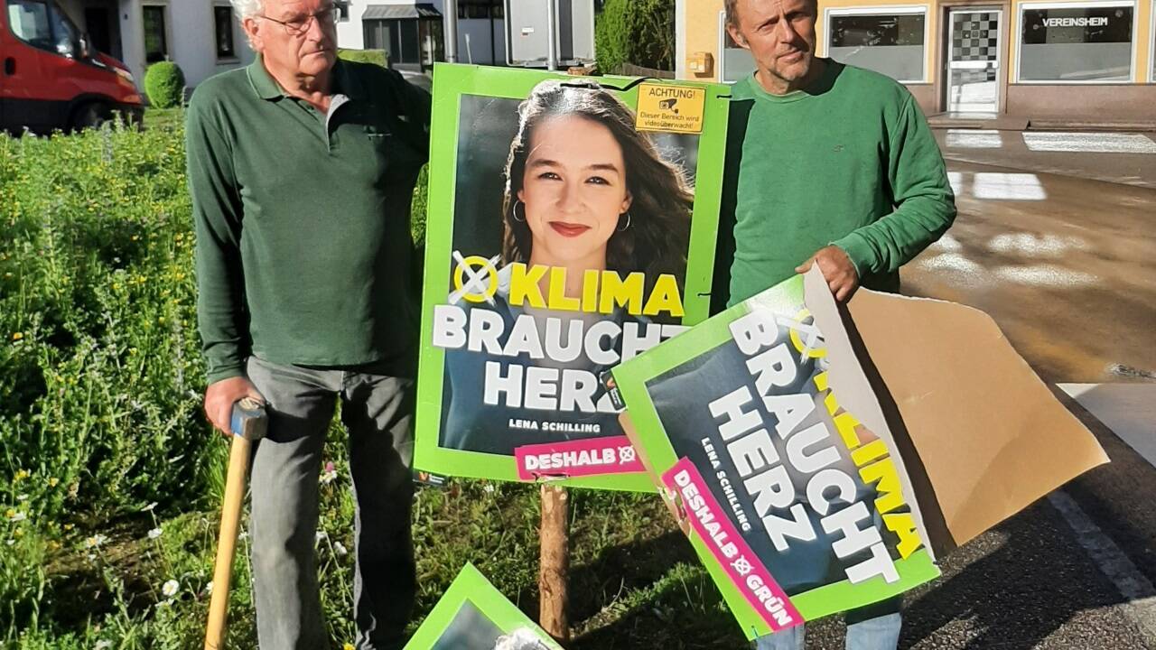 Andreas Pillichshammer, Fraktionsobmann der Grünen in Oberwang, sowie der grüne Gemeinderat Hans Leithner begutachten de Schaden, den unbekannte Täter in Oberwang angerichtet haben. 