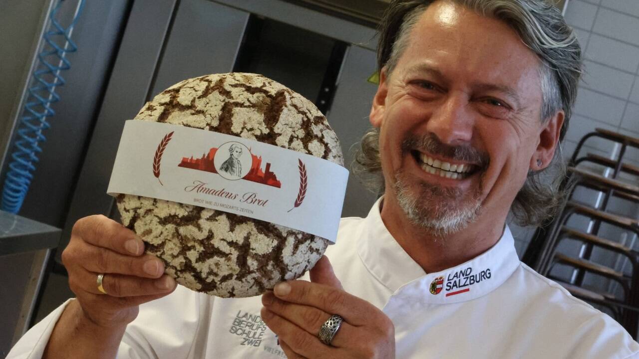 Berufsschullehrer Werner Breitfuß mit einem Laib Brot wie zu Mozarts Zeiten.  