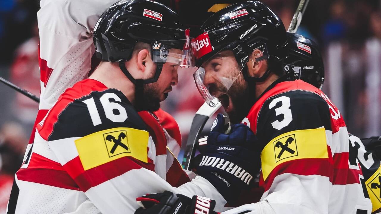 Zwei, die sich auf dem Eis gefunden haben: Schweiz-Legionär Dominic Zwerger (l.) und Salzburgs Peter Schneider.  Zwei, die sich auf dem Eis gefunden haben: Schweiz-Legionär Dominic Zwerger (l.) und Salzburgs Peter Schneider.