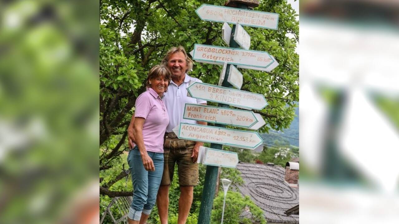 In ihrer Ehe gibt es besonders viele Höhen: Maria und Willi Feldbacher in ihrem Garten in Bergheim. Ihr jüngstes Abenteuer hat die beiden nach Belarus geführt. Der Dserschinsk, der höchste Berg des Landes, ist zwar nur 346 Meter hoch, ihn zu erreichen sei aber dennoch eine Herausforderung, berichten die beiden. 