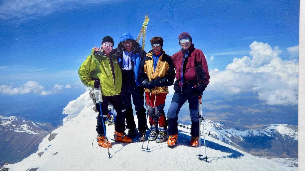 Maria und Willi Feldbacher (Mitte) mit Freunden auf dem Gipfel des Elbrus. 