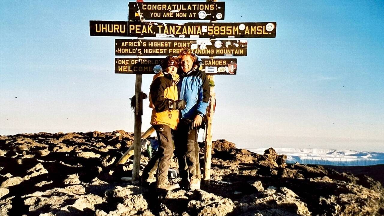 Maria und Willi Feldbacher auf dem Gipfel des Kilimandscharo. 