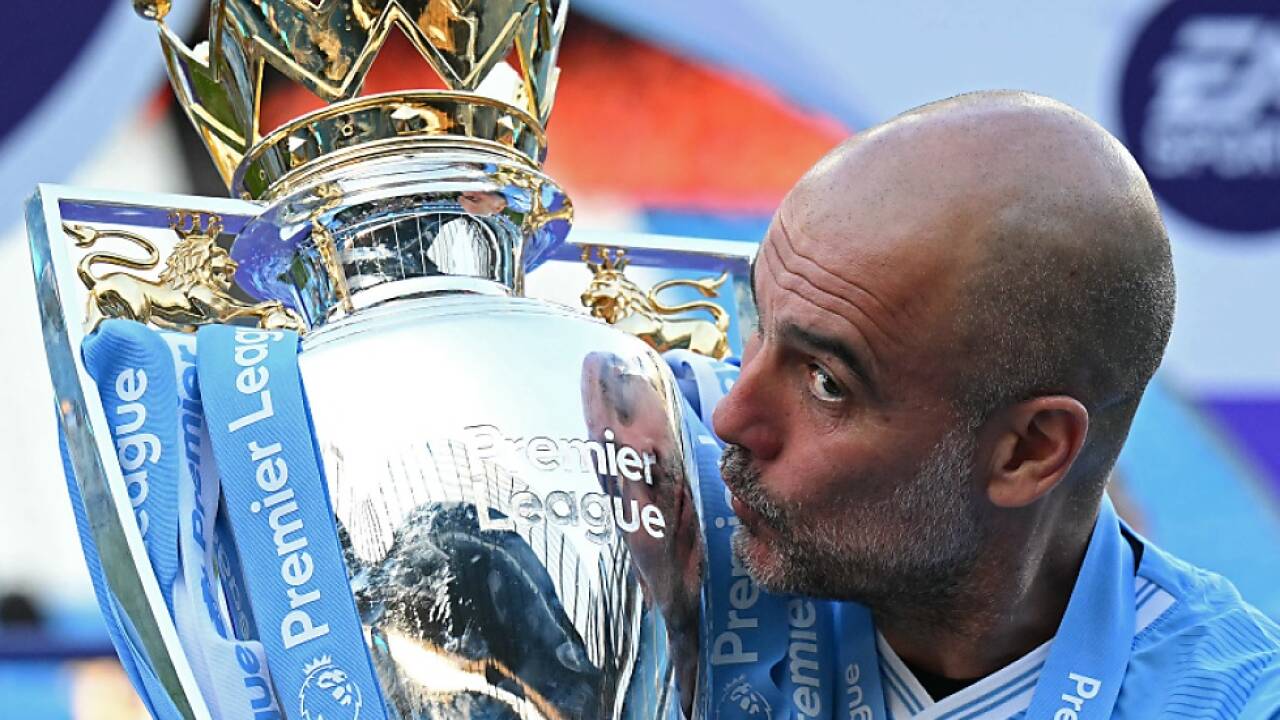 Titelhamster Guardiola mit dem begehrten Stück 
