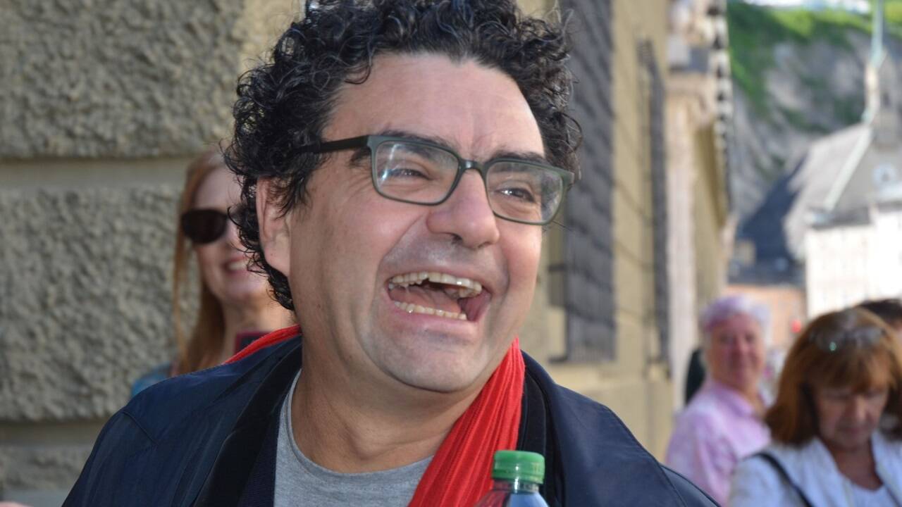 Rolando Villazon auf dem Weg ins Große Festspielhaus. 