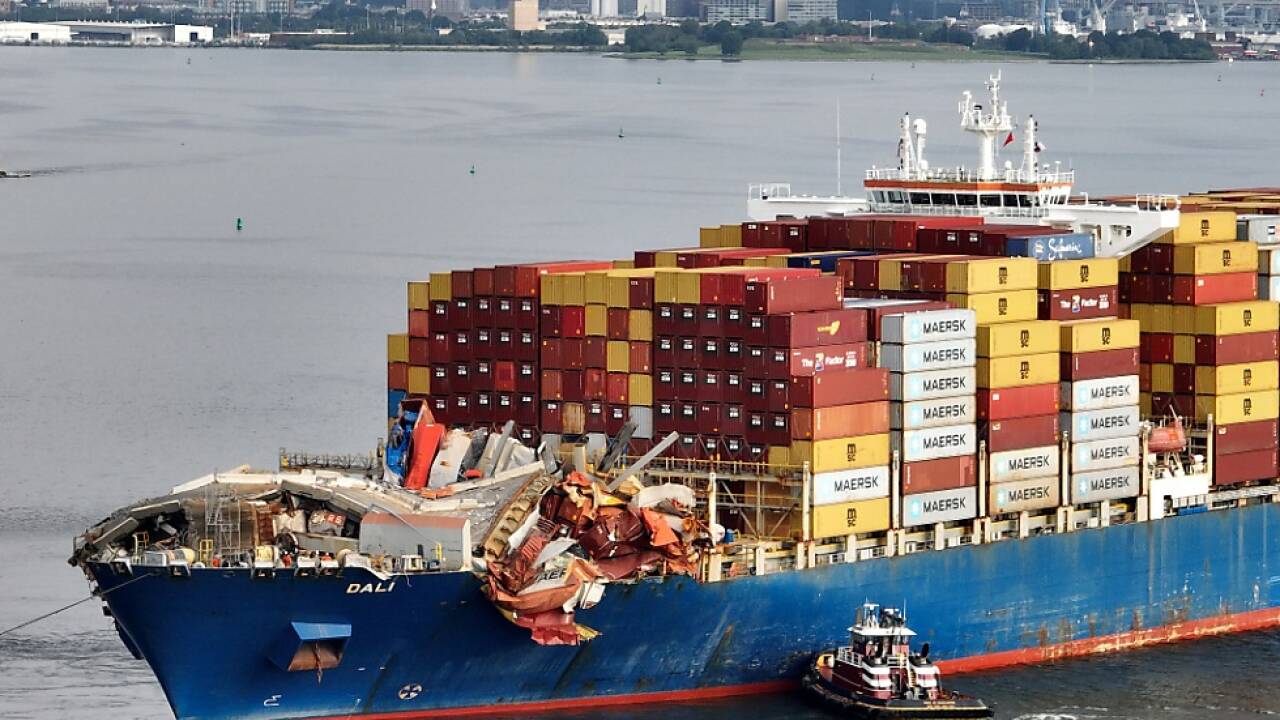 Containerschiff "Dali" beim Abtransport  Containerschiff 'Dali' beim Abtransport