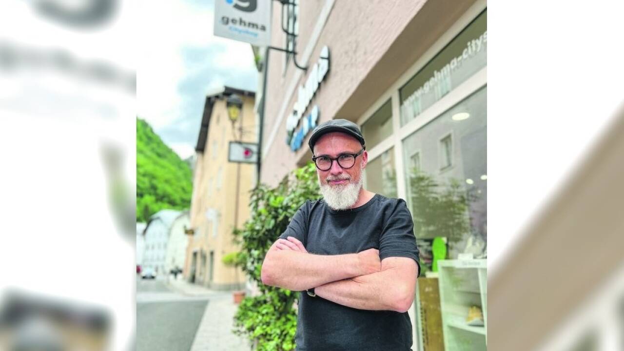Alois Schöninger hat sich mit seinem Gehma Cityshop erfolgreich auf bestimmte Schuhmarken fokussiert. Der ständige Ausweichverkehr durch die Halleiner Altstadt macht seinem Geschäft aber immer mehr zu schaffen.  