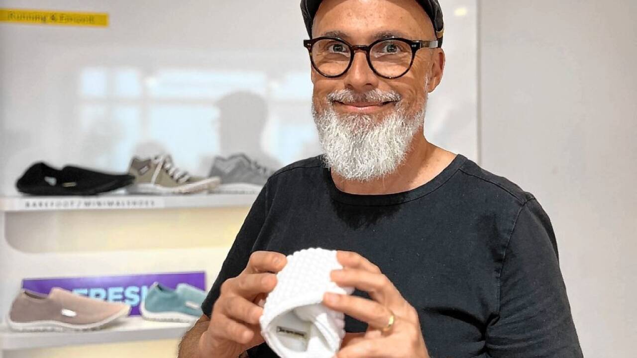 Seit 2023 vertreibt Schöninger als einer von sehr wenigen Händlern im Land extrem leichte, flexible „Barfußschuhe“ und bestritt damit sogar schon einmal einen 100-Kilometer-Marsch.  