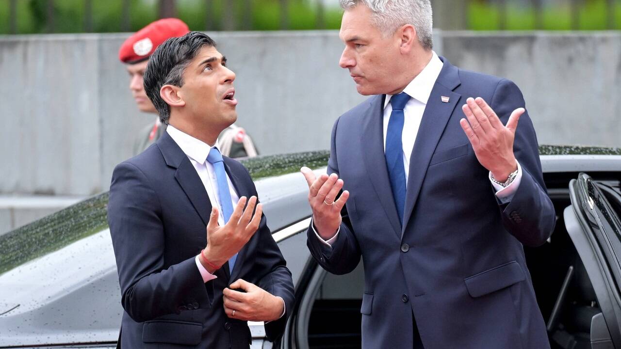 Britisches Wetter bei der Ankunft vor dem Kanzleramt: Premierminister Rishi Sunak besuchte Dienstagvormittag seinen österreichischen Kollegen Karl Nehammer. 