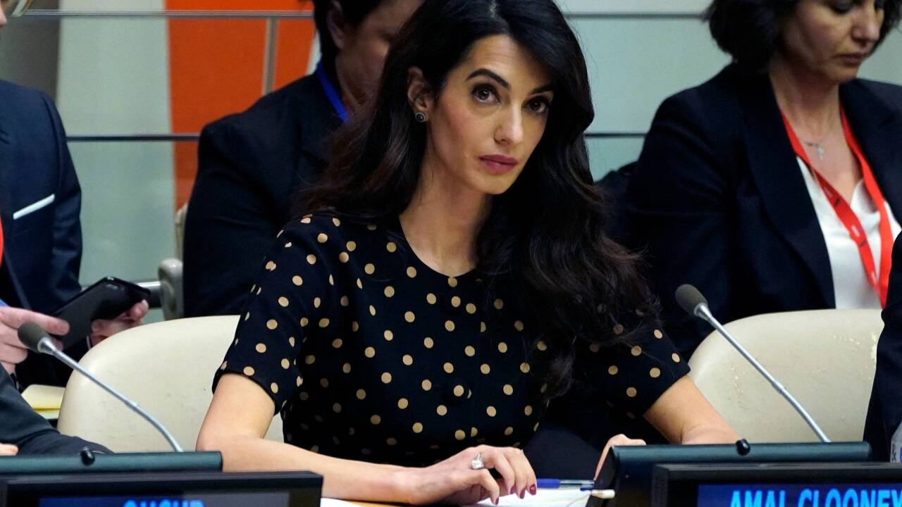 Menschenrechtsanwältin Amal Clooney gehört zu den Rechtsexpertinnen, die dem Chefankläger des Internationalen Strafgerichtshofs (IStGH) empfohlen haben, Haftbefehle gegen den israelischen Premierminister Benjamin Netanjahu und die Anführer der Terrororganisation Hamas zu beantragen. 