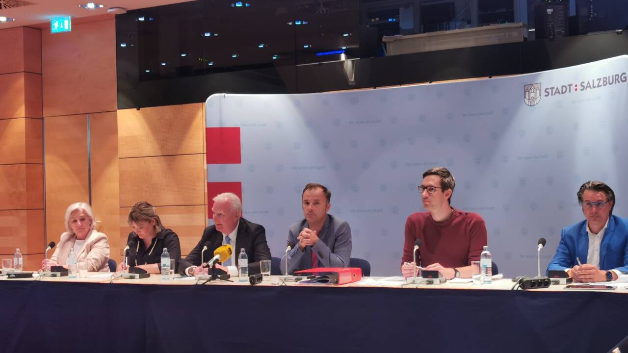 Die Stadträtinnen Andrea Brandner und Anna Schiester, Vize-Bgm. Florian Kreibich, Bgm. Bernhard Auinger, Vize-Bgm. Kay-Michael Dankl und Finanzdirektor Alexander Molnar bei der Pressekonferenz nach der Klausur. 