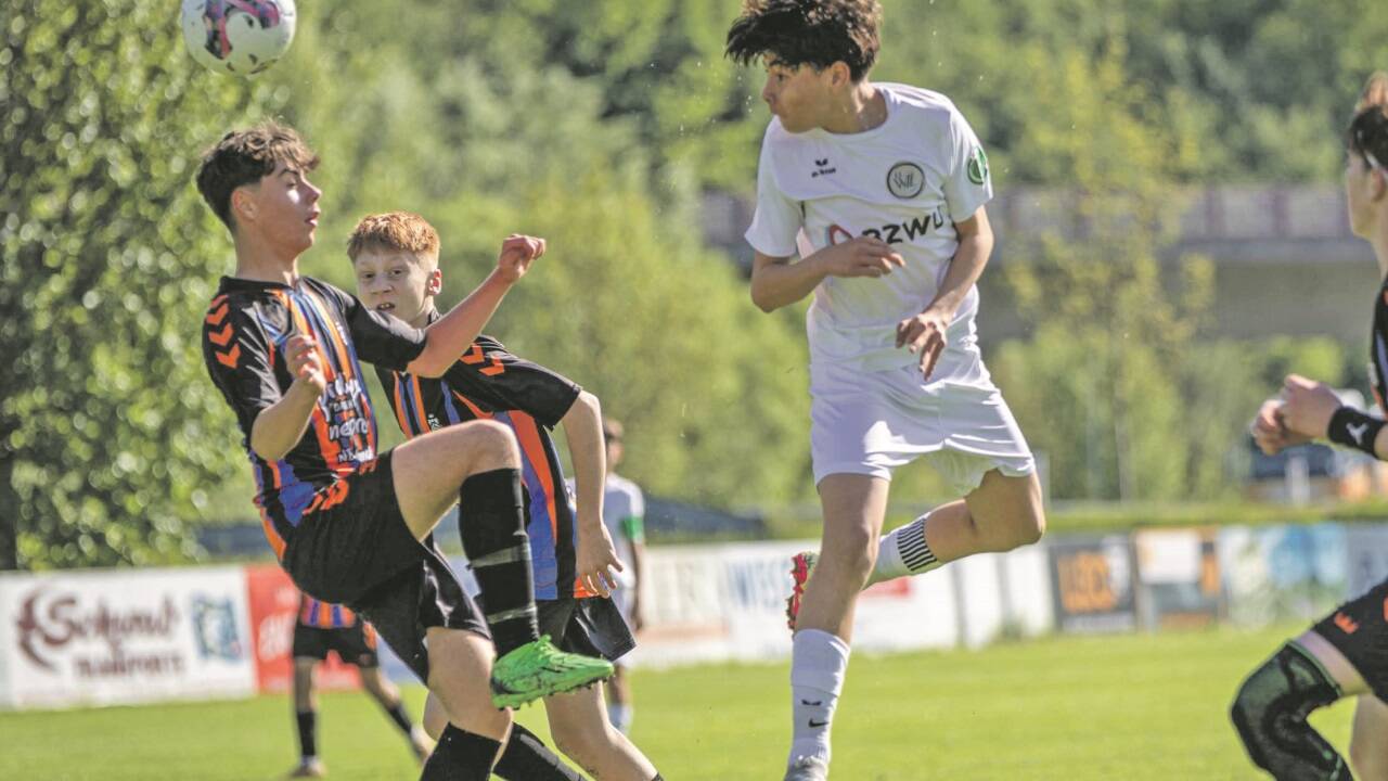 Eine Szene aus dem Duell zwischen dem FC Pinzgau Saalfelden und dem FC St. Gallen.  