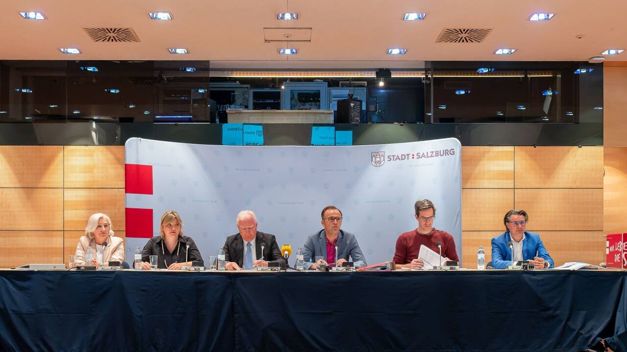 Die Stadträtinnen Andrea Brandner und Anna Schiester, Vize-Bgm. Florian Kreibich, Bgm. Bernhard Auinger, Vize-Bgm. Kay-Michael Dankl und Finanzdirektor Alexander Molnar bei der Pressekonferenz nach der Klausur. 
