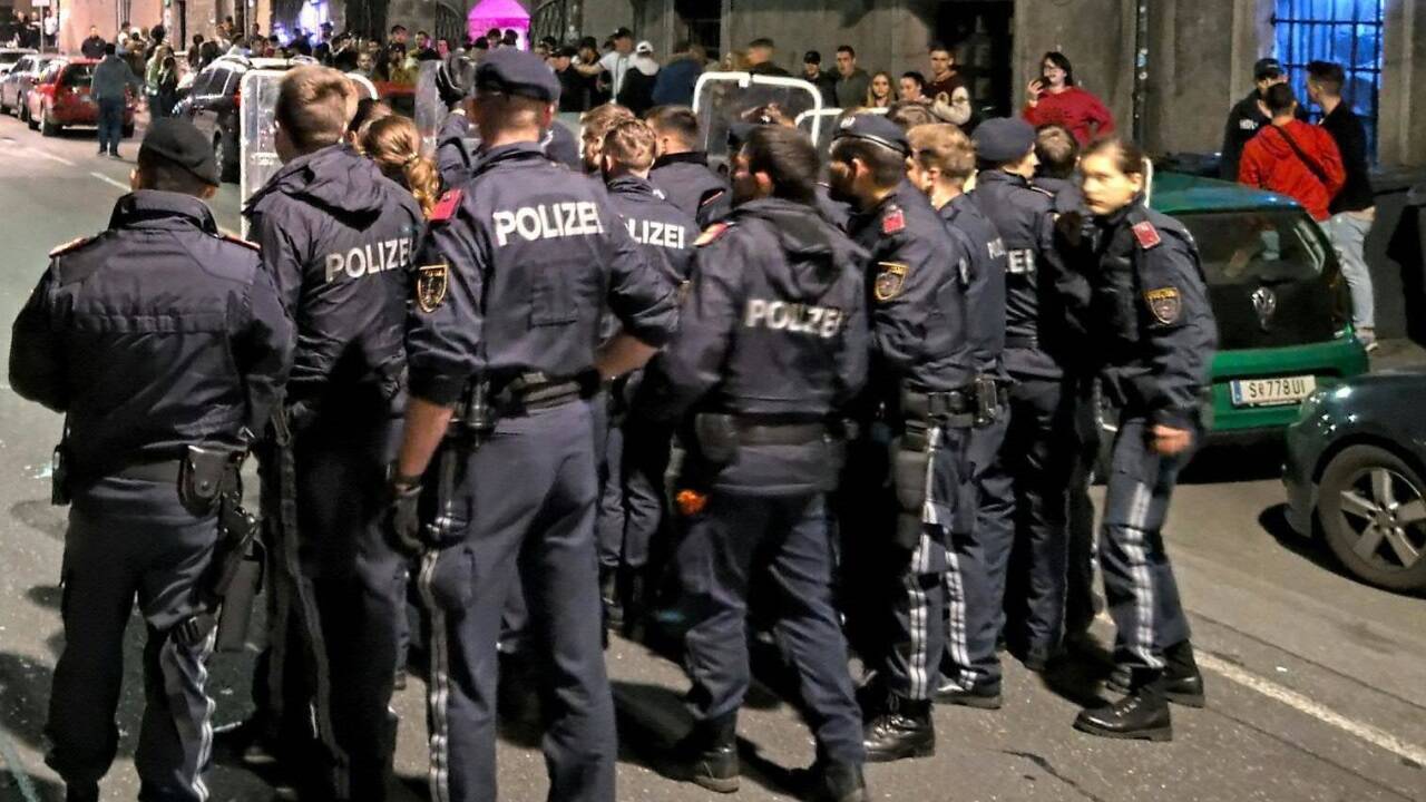 Mit Schutzschilden musste die Polizei im November 2019 auf dem Salzburger Rudolfskai gegen aggressive, gewaltbereite Jugendliche vorrücken. 
