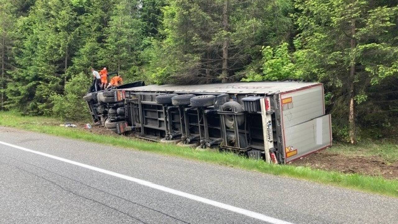 Der umgekippte Sattelschlepper. Der umgekippte Sattelschlepper.