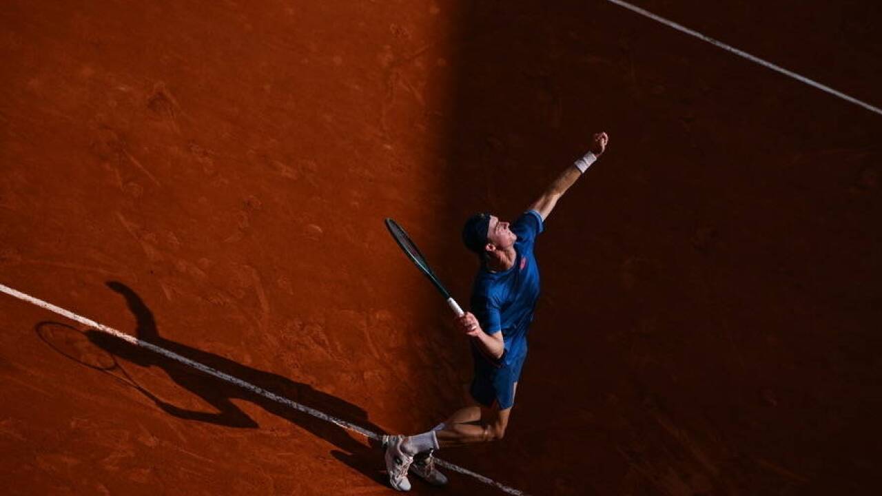 Aufschlag am Court Suzanne Lenglen – seiner bisher größten Bühne. 