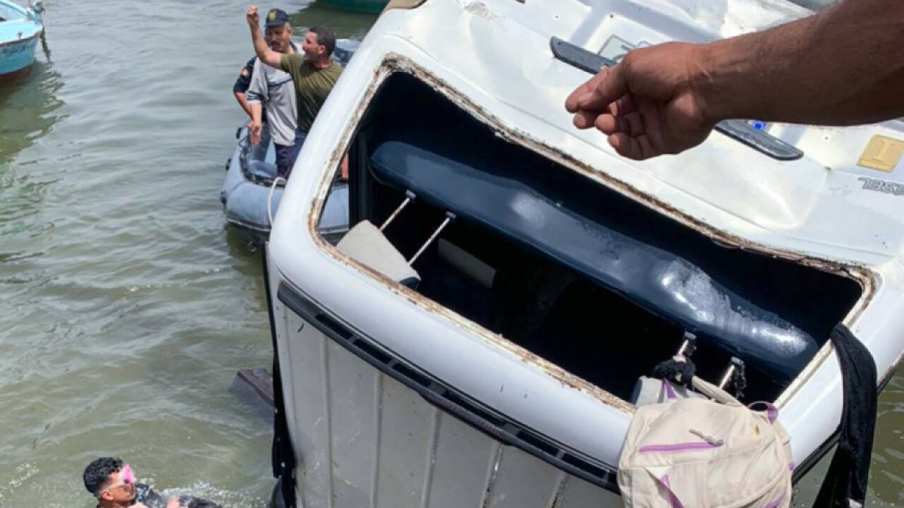 Der Bus stürzte in den Fluss Der Bus stürzte in den Fluss