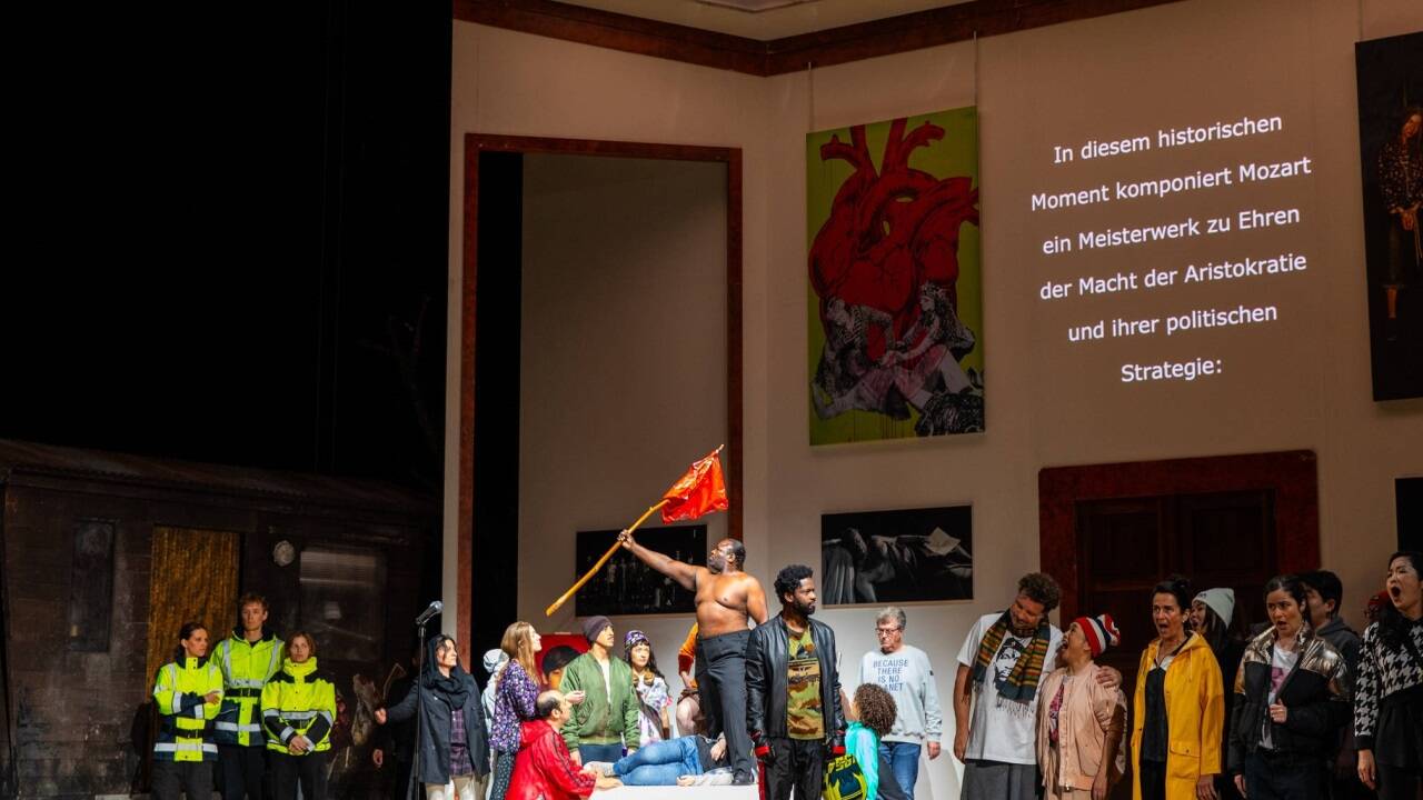 Auch Anleihen an berühmte Bilder bestimmen Milo Raus Inszenierung.  Auch Anleihen an berühmte Bilder bestimmen Milo Raus Inszenierung.