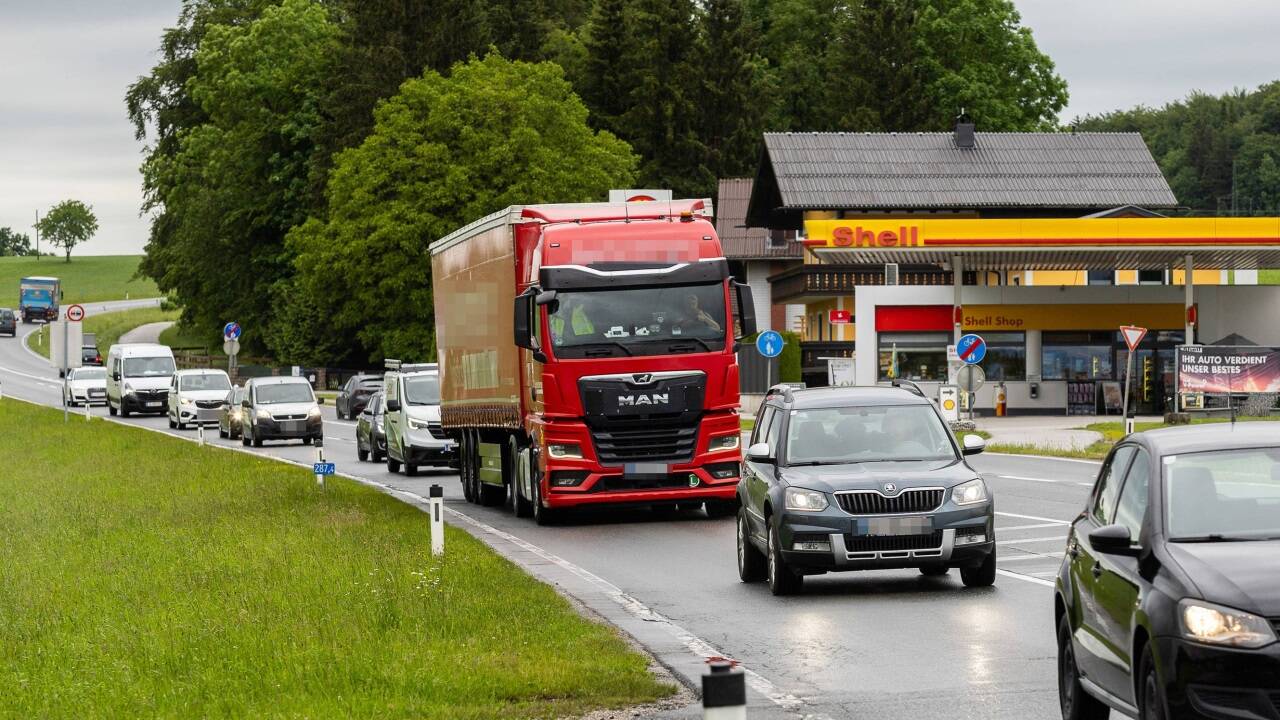 Die Autokolonnen stadteinwärts reichen kilometerweit Richtung Henndorf zurück. 