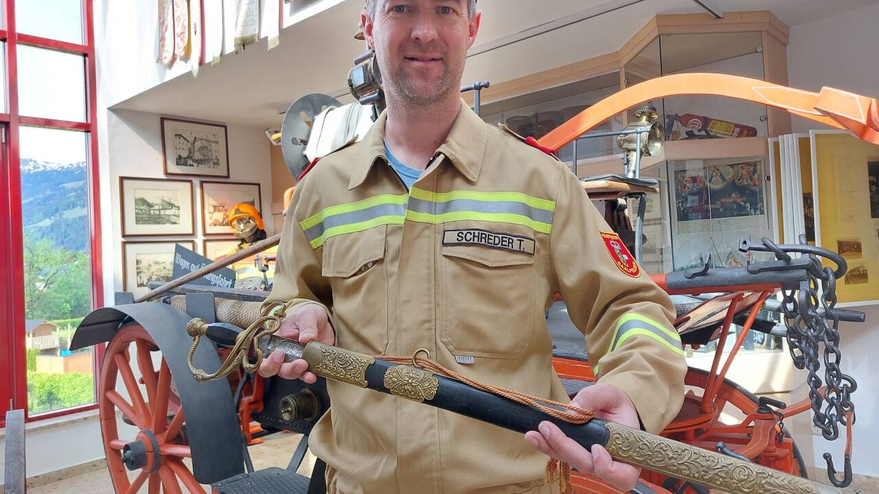 Kommandant Thomas Schreder mit dem nach 100 Jahren wieder aufgetauchten Säbel des ersten Feuerwehr-Hauptmanns Johann Riedlsperger. 