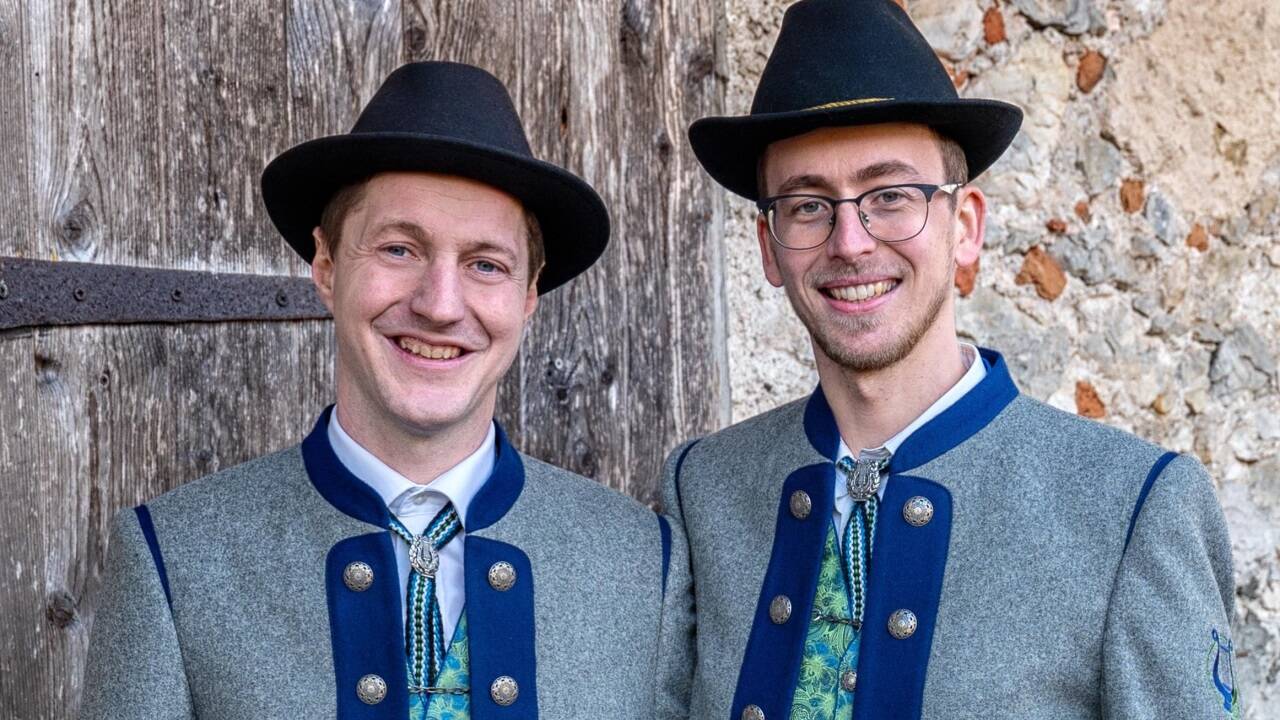 Obmann Franz Schmidlechner und Kapellmeister David Grubinger (r.). 