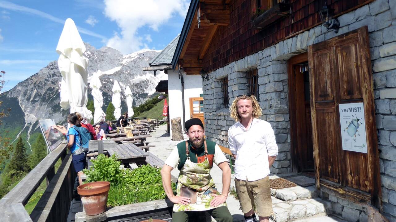 Die Pächter der Hackel Hütte, Benedikt Vilanek und Anton Bauer vor ihrem Kräuterhochbeet. 