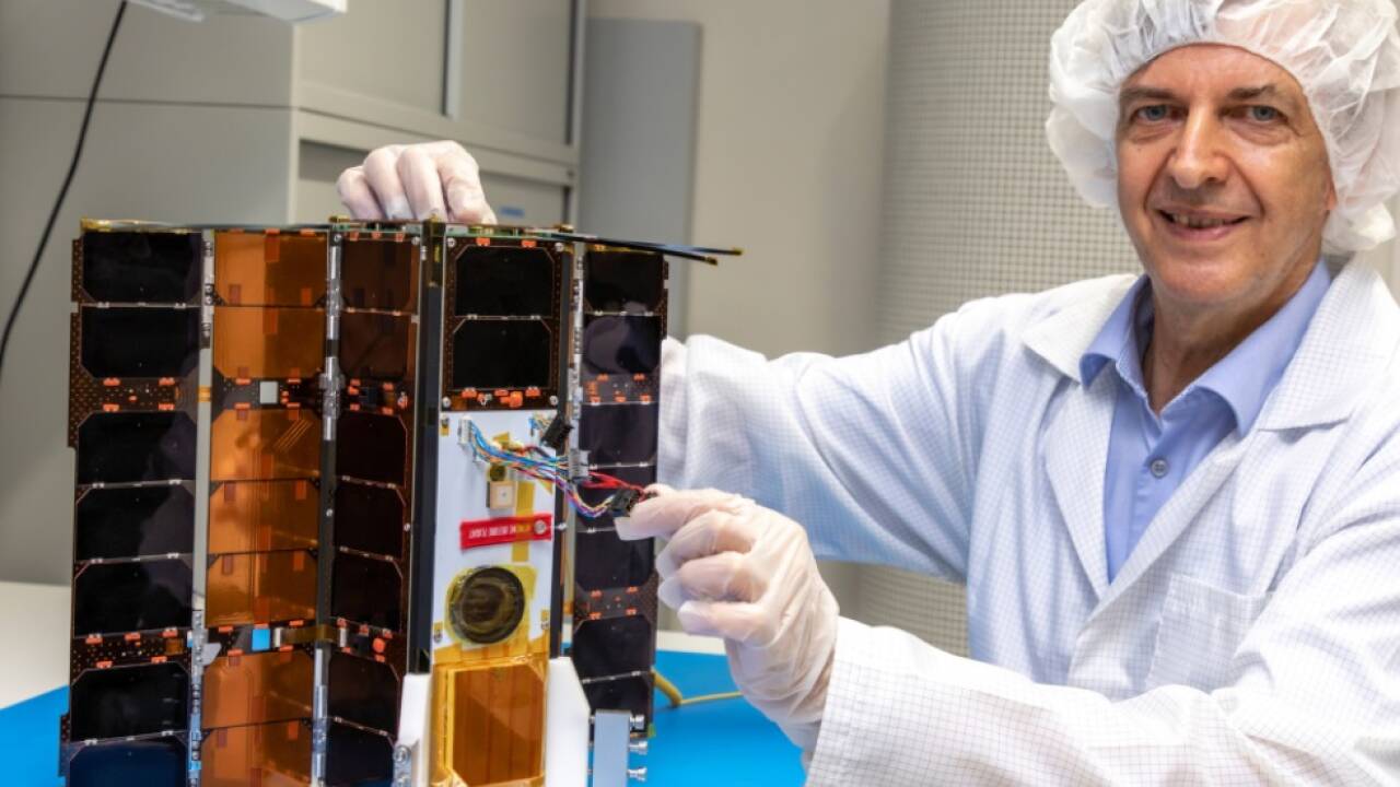 Projektleiter Otto Koudelka 2019 mit dem Kleinsatelliten OPS-SAT Projektleiter Otto Koudelka 2019 mit dem Kleinsatelliten OPS-SAT