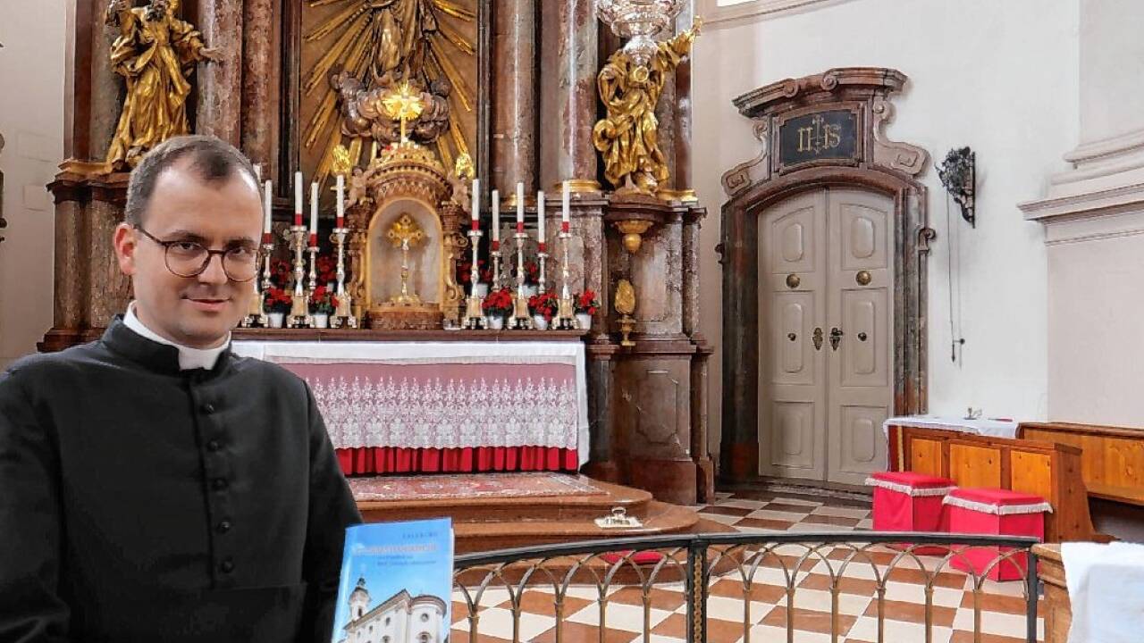 Pater Dieter Biffart, Kirchenrektor von St. Sebastian, präsentiert den neuen Kirchenführer. Er liegt in der Kirche auf (Kosten: 6 Euro).  