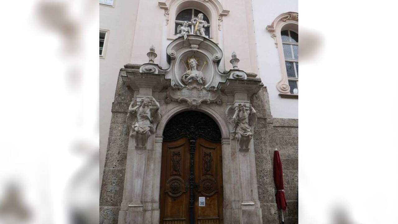 Das prächtige Portal von St. Sebastian in der Linzer Gasse.  