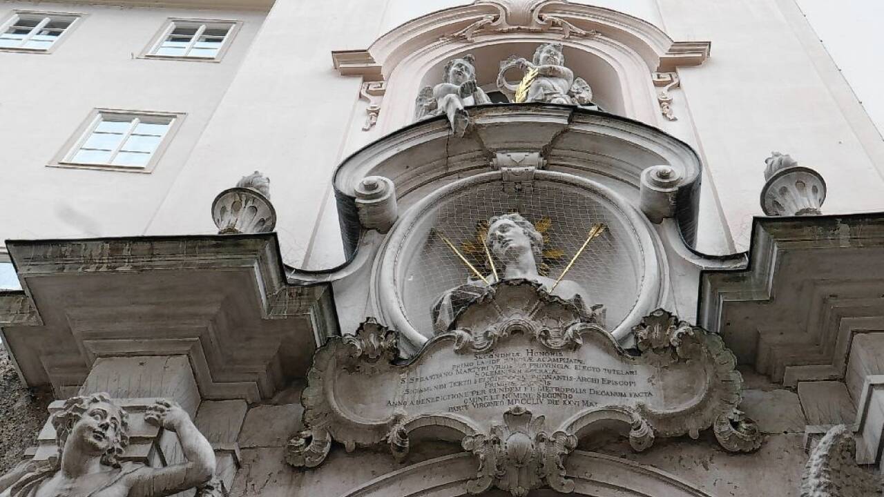 Ein heiliger Sebastian wacht über dem Portal.  