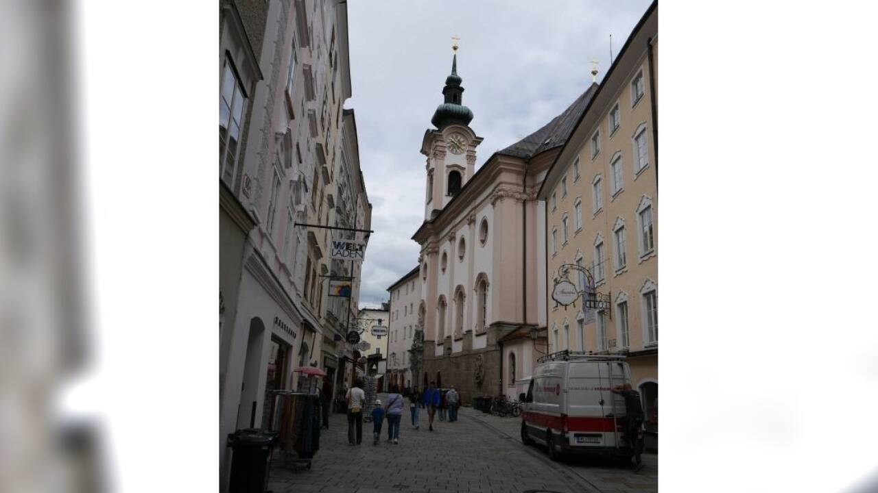 Blick auf die Sebastianskirche in der Linzer Gasse.  