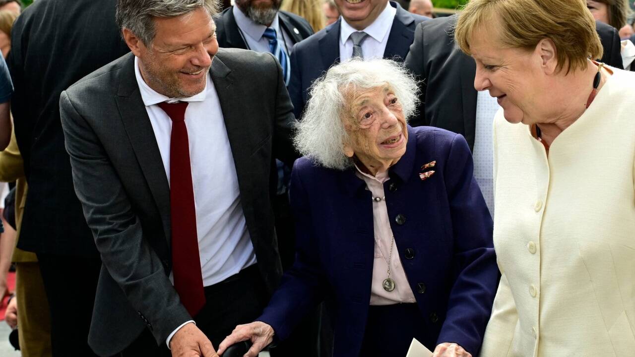 Der deutsche Wirtschaftsminister Robert Habeck, die Holocaustüberlebende Margot Friedländer und Altkanzlerin Angela Merkel. 