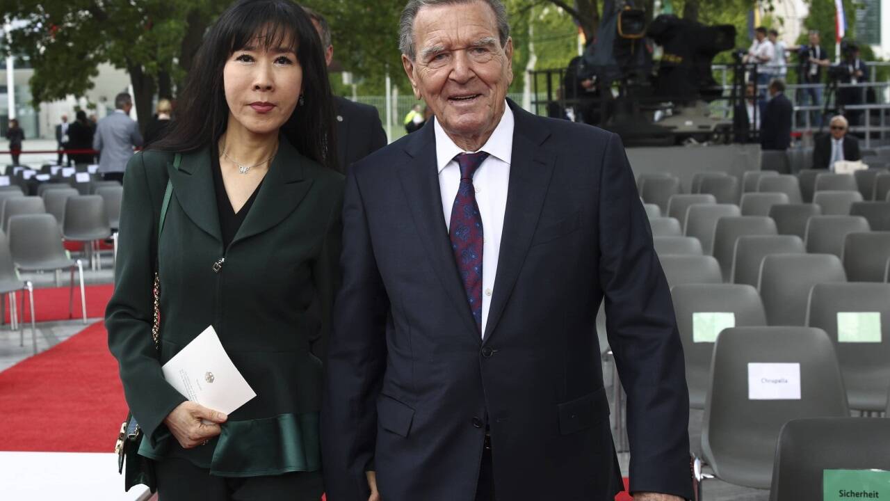 Umstritten wegen seiner Russland-Verbindungen, aber bei den Feierlichkeiten dabei: Altkanzler Gerhard Schröder und seine Frau So-yeon Schröder-Kim. 