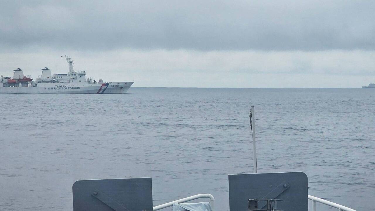 Diese Aufnahme der taiwanesischen Küstenwache zeigt ein chinesisches Militärschiff wenige Meilen von der Küste Taiwans. Diese Aufnahme der taiwanesischen Küstenwache zeigt ein chinesisches Militärschiff wenige Meilen von der Küste Taiwans.
