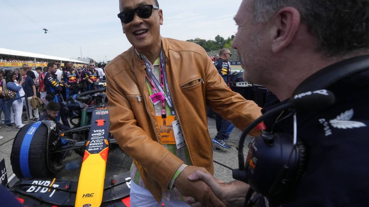 Der thailändische Premierminister Srettha Thavisin (l.) und Red-Bull-Teamchef Christian Horner verstanden sich beim Formel-1-Rennen in Imola am vergangenen Wochenende prächtig. Der thailändische Premierminister Srettha Thavisin (l.) und Red-Bull-Teamchef Christian Horner verstanden sich beim Formel-1-Rennen in Imola am vergangenen Wochenende prächtig.