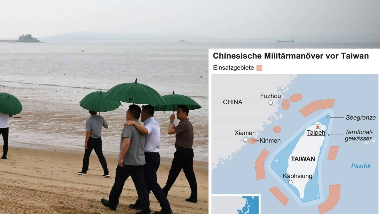 Spaziergänger am chinesischen Strand Xiamen. Im Hintergrund ist die taiwanesische Insel Kinmen zu sehen, davor ein chinesisches Kriegsschiff. Spaziergänger am chinesischen Strand Xiamen. Im Hintergrund ist die taiwanesische Insel Kinmen zu sehen, davor ein chinesisches Kriegsschiff.