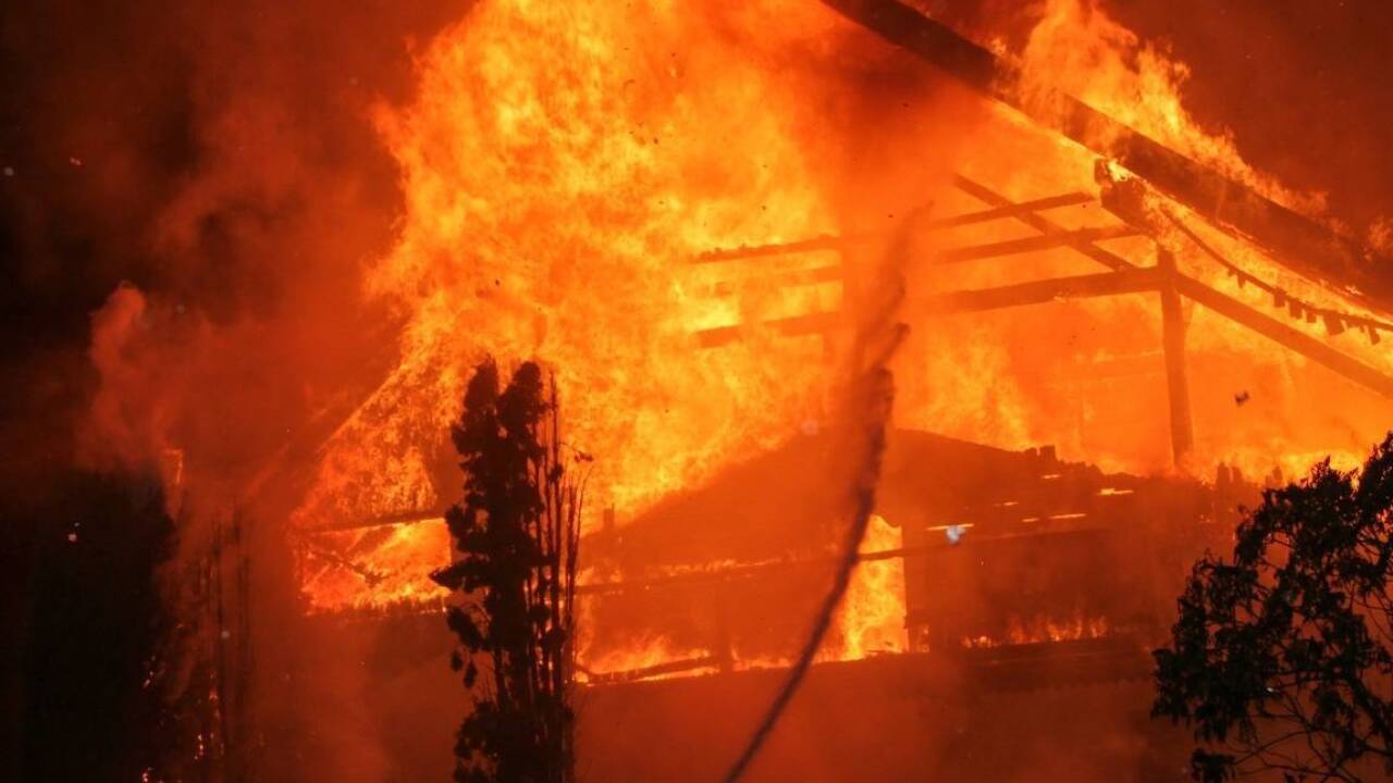 Das Haus brannte lichterloh. 